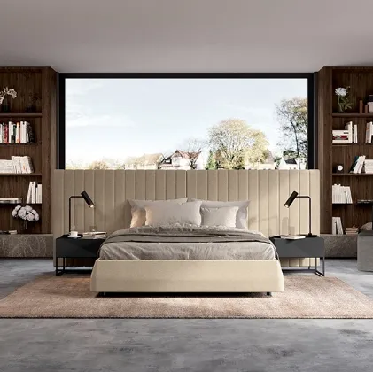 Letto con grande testiera in tessuto trapuntato che abbraccia i comodini Softcase Royal di Febal Casa