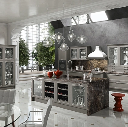 Cucina Classica con isola Magistra in Frassino laccato Titanio decapé con inserto argento di Aran